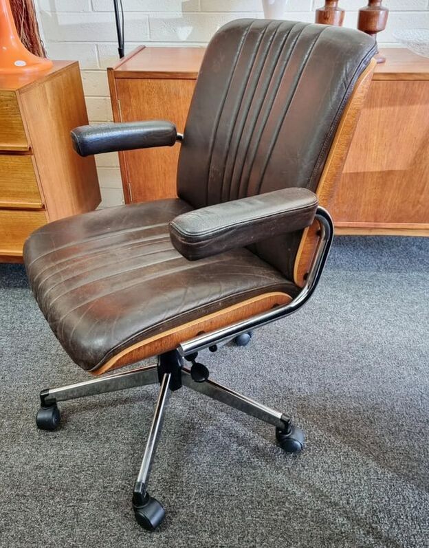 Mid Century Leather Swivel Chair with Moulded Teak Laminated Plywood Back by Giroflex, Switzerland c.1970