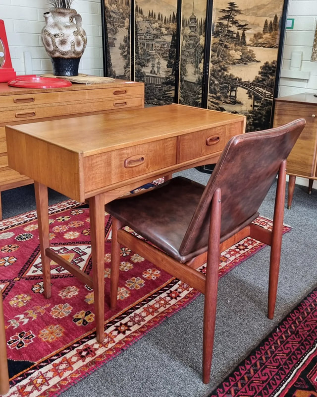 Mid Century Teak Side Table / Desk by Parker Furniture (Aus.) c.1960 // Mid Century Slab Back Dining Chairs by Parker Furniture (Aus.) c.1960, set of 4